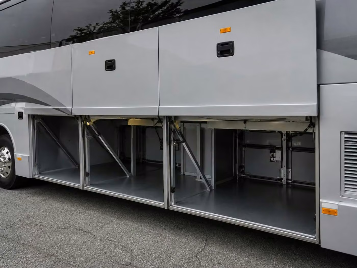 casselberry 56 passenger charter bus luggage bays